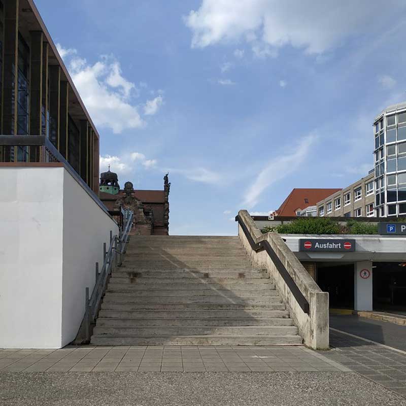 Das ist die Treppe am Schau·spiel·haus.