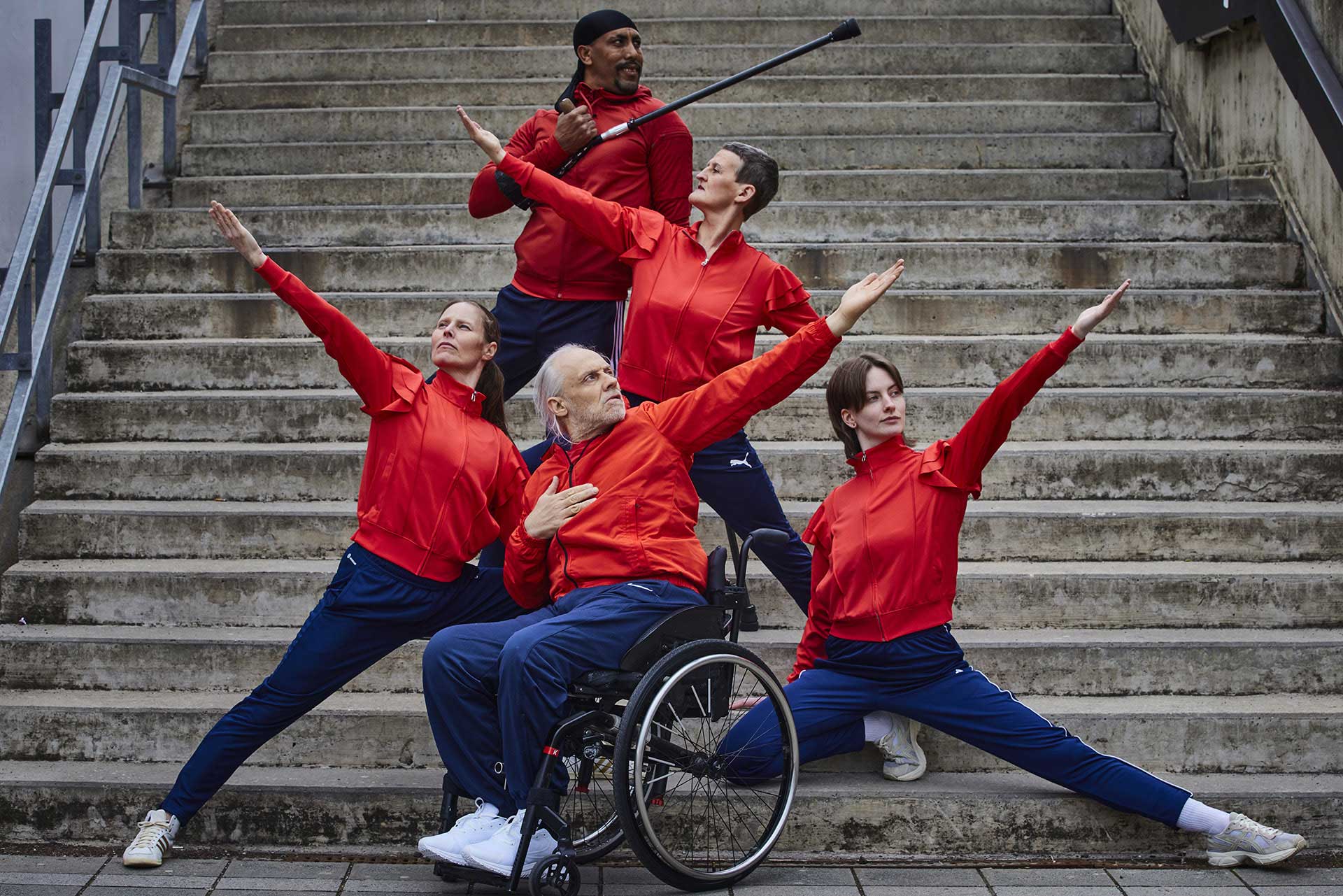Das sind 5 Mitglieder von der Tanz·gruppe Every·Body.