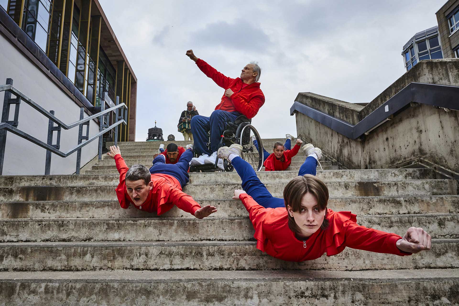 5 Mitglieder von der Tanz·gruppe Every·Body tanzen auf einer Treppe.